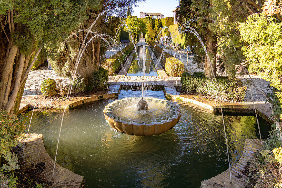 Brunnen in der Gartenanlage Generalife, Welterbe Alhambra in Granada, Andalusien, Spanien