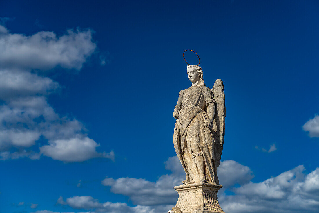 Statue des Erzengel Raphael auf der römischen Brücke in Cordoba, Andalusien, Spanien  