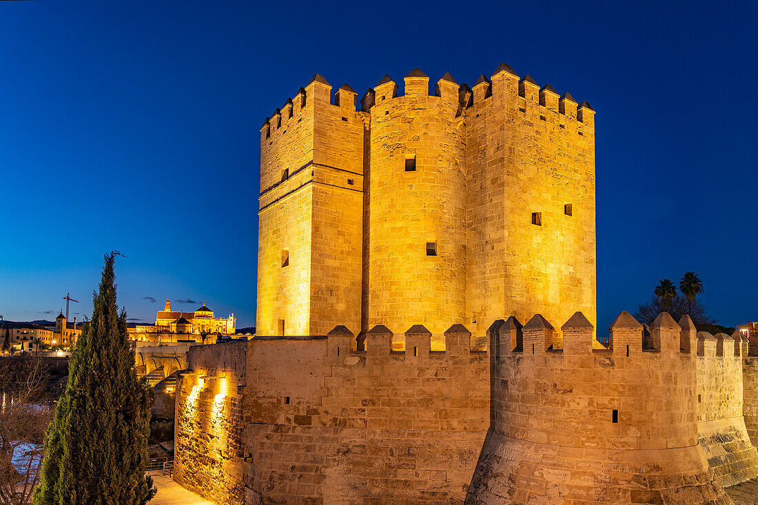 Wachturm Torre de la Calahorra in der Abenddämmerung, Cordoba, Andalusien, Spanien  