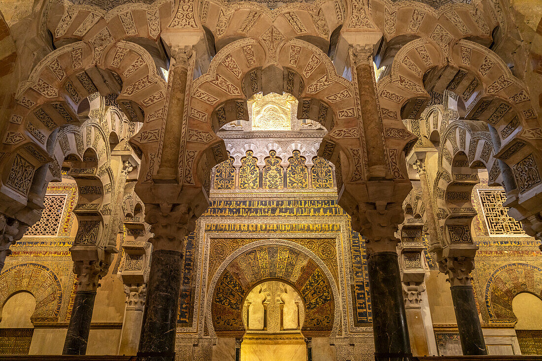 Kunstvoll dekorierter Mihrab im Innenraum der Mezquita - Catedral de Córdoba in Cordoba, Andalusien, Spanien 
