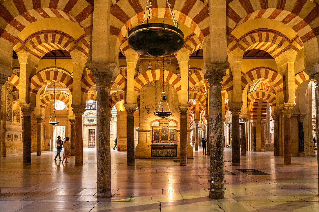 Maurische Säulen und Bögen im Innenraum der Mezquita - Catedral de Córdoba in Cordoba, Andalusien, Spanien  