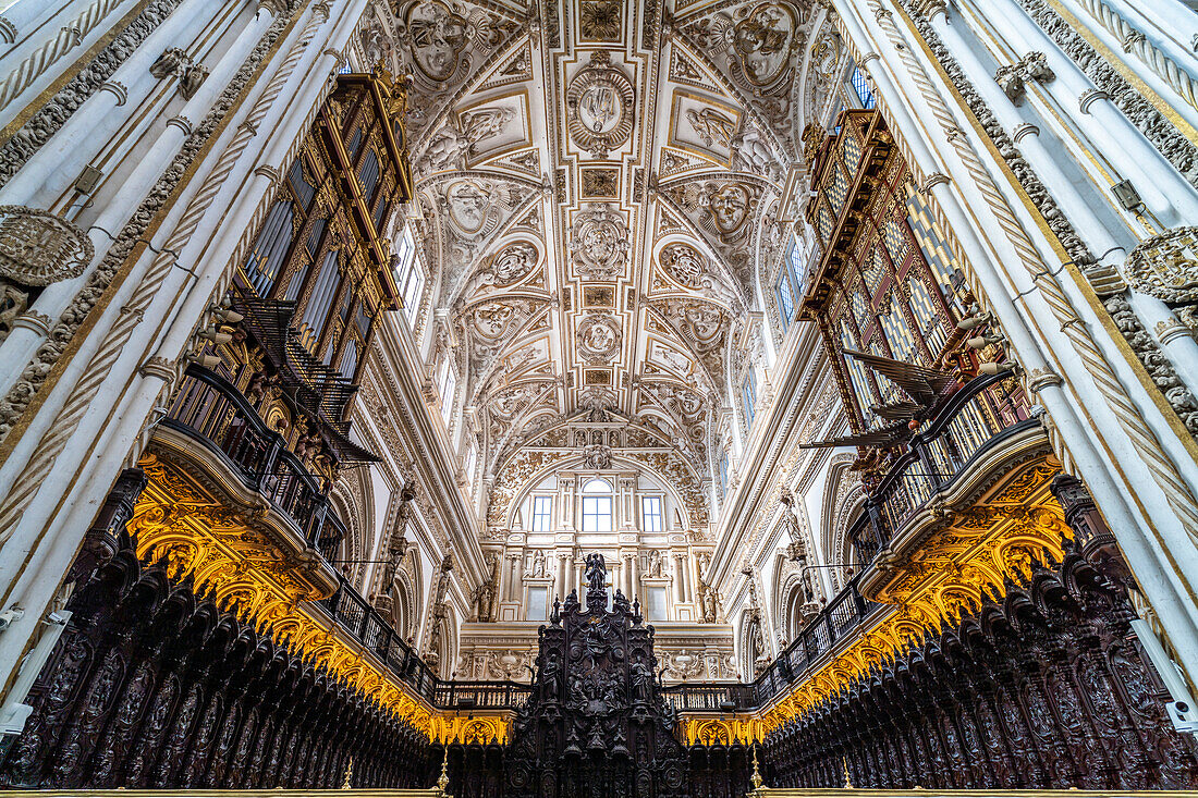 Orgel und Chor im Innenraum der Kathedrale - Mezquita - Catedral de Córdoba in Cordoba, Andalusien, Spanien  