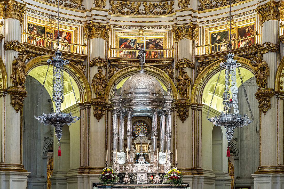 Innenraum der Kathedrale Santa María de la Encarnación in Granada, Andalusien, Spanien  