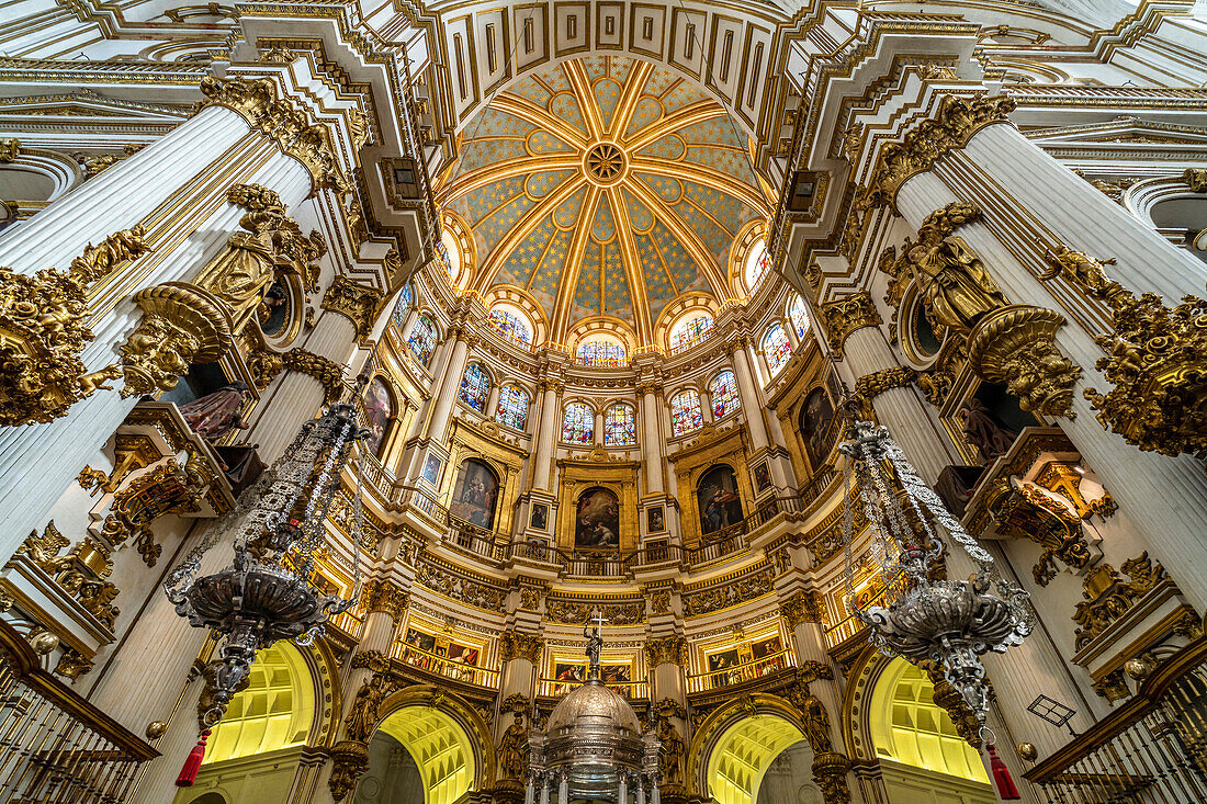 Innenraum der Kathedrale Santa María de la Encarnación in Granada, Andalusien, Spanien 