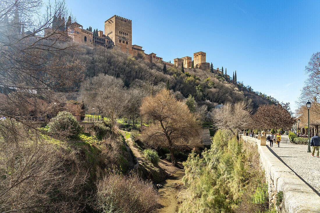 Blick vom Paseo de los Tristes auf die Alhambra in Granada, Andalusien, Spanien 
