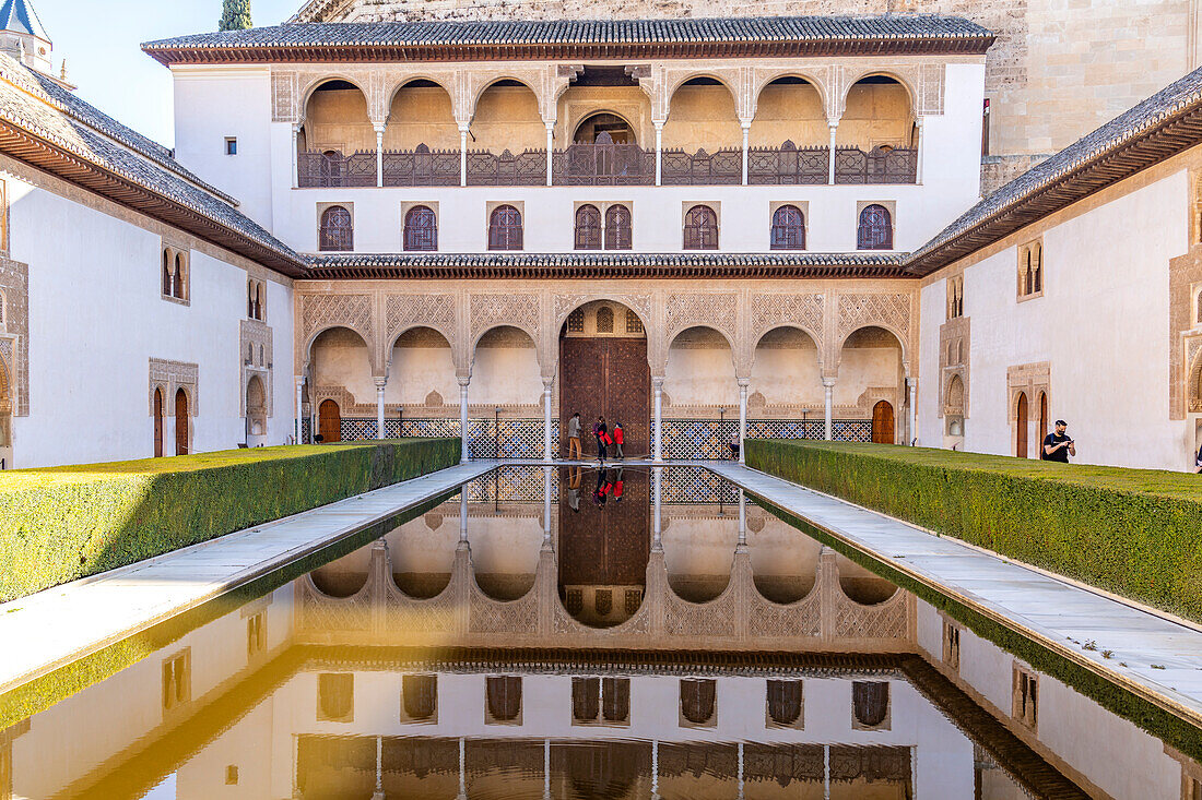 Alhambra Granada  Touristenattraktion und Weltkulturerbe