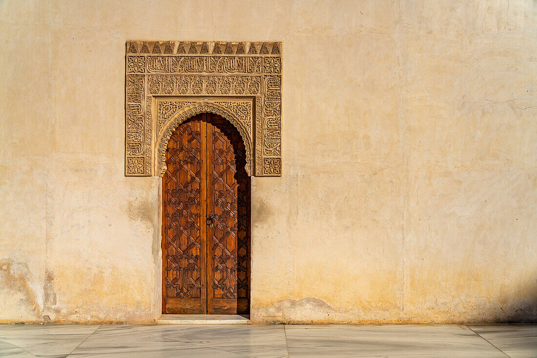 Tür im Myrtenhof, Welterbe Alhambra in Granada, Andalusien, Spanien  