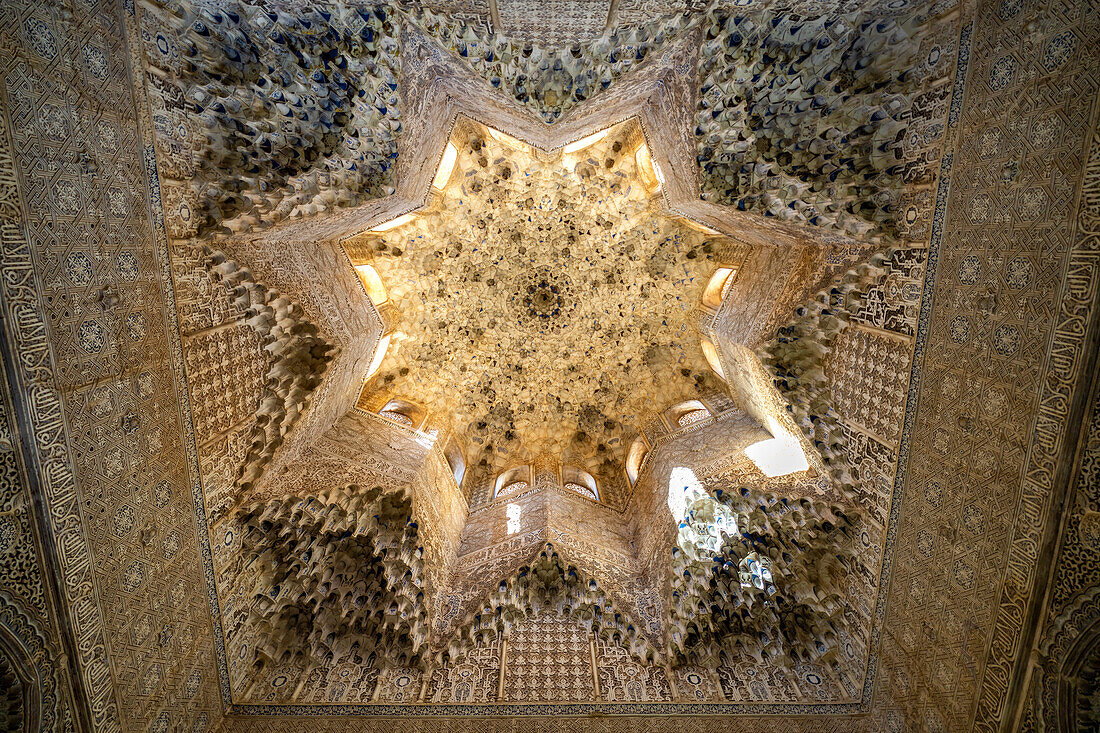 Stalaktitengewölbe in der Sala de los Abencerrajes, Welterbe Alhambra in Granada, Andalusien, Spanien 