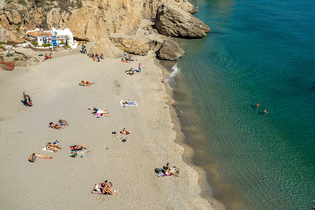 Blick vom Balcón de Europa auf den Strand Playa de la Calahonda in Nerja, Costa del Sol, Andalusien, Spanien