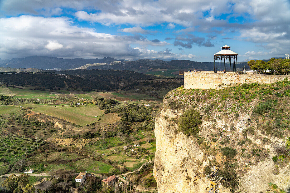 Aussichtspunkt Mirador de Ronda mit Blick über die Landschaft von Ronda, Andalusien, Spanien  