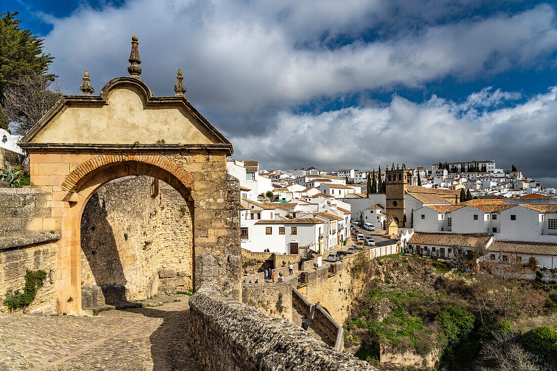Torbogen Arco Felipe V und die weissen Häuser der Altstadt mit der Kirche Iglesia de Padre Jesús, Ronda, Andalusien, Spanien 