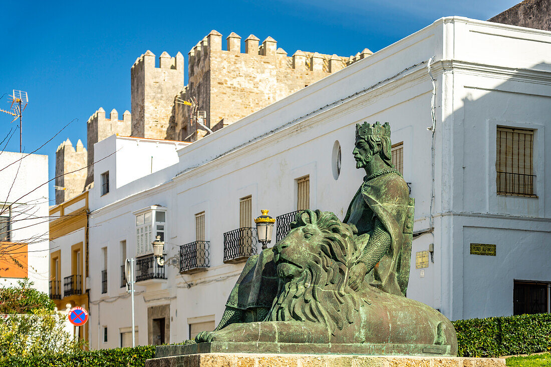 Das Denkmal für König Sancho IV El Bravo vor der Burg Guzman in Tarifa, Andalusien, Spanien  