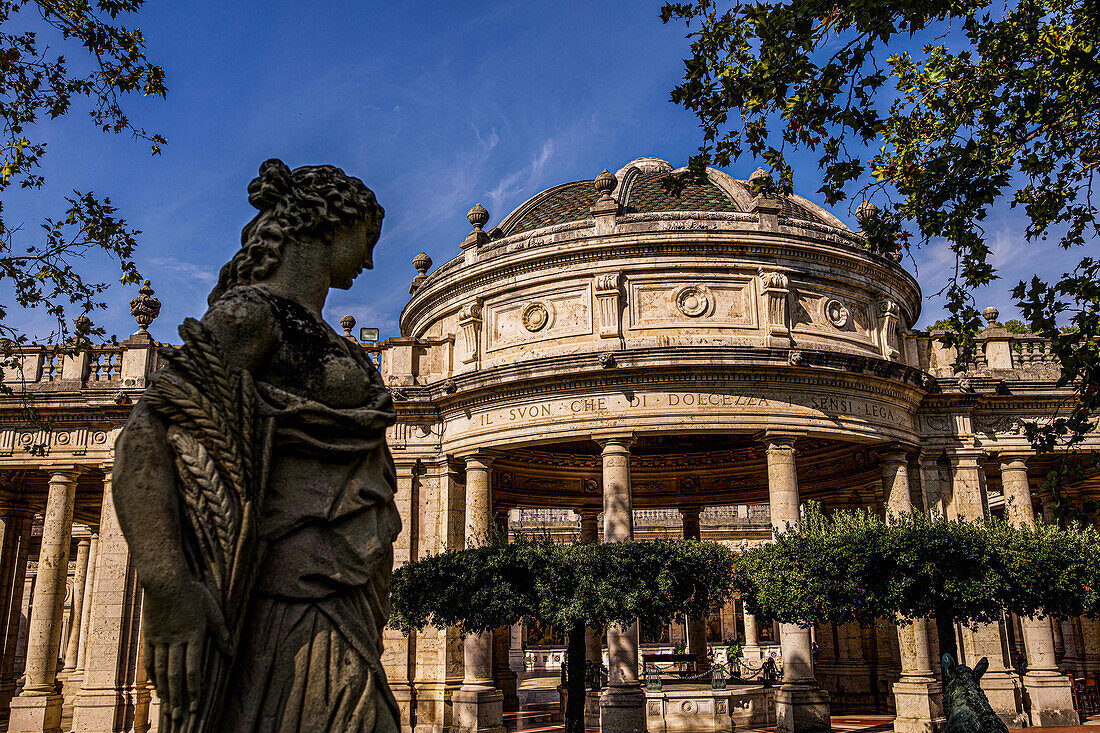 Antike Statue im Parco Tettuccio, halbkreisförmige Kolonnade der Terme Tettuccio, Montecatini Terme, Toskana, Italien