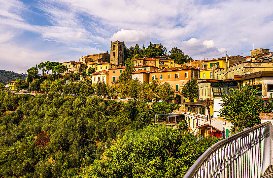 Blick von Bergstation Funicolare di Montecatini auf  Kirche San Pietro, Bergdorf Montecatini Alto, Toskana, Italien