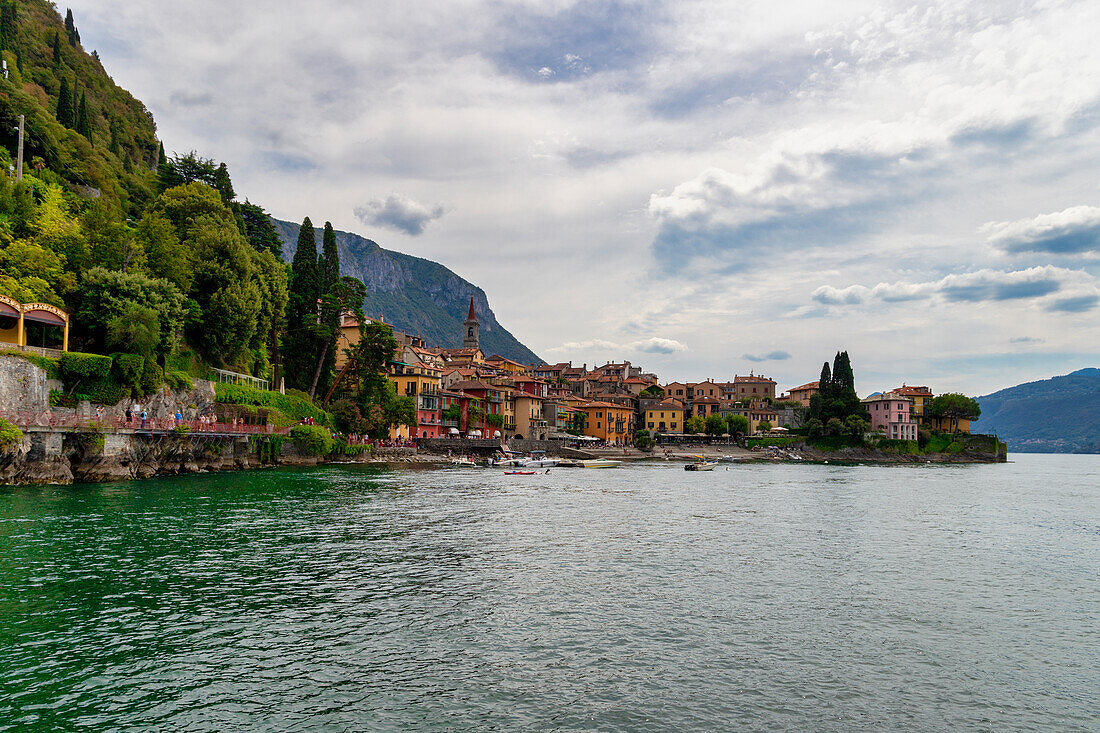 Blick vom See des Dorfes Varenna, Comer See, Lombardei, Italien