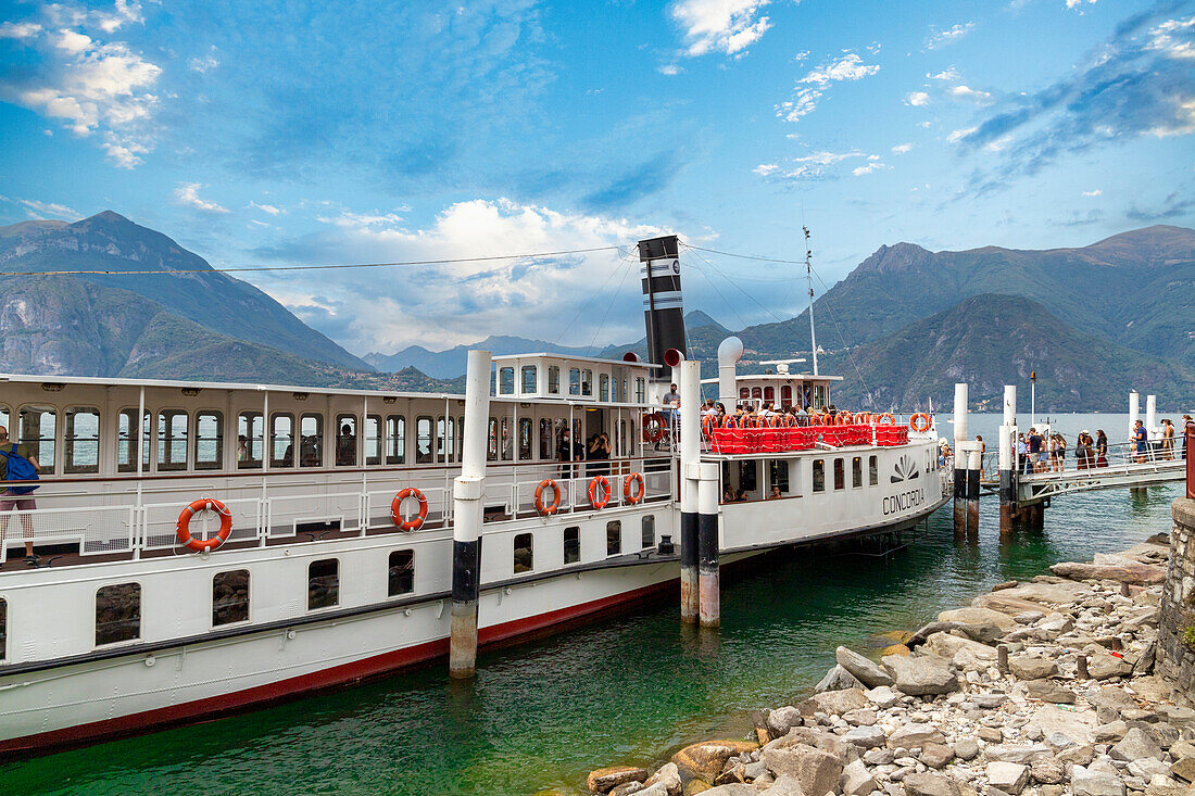 Boot im kleinen Hafen von Varenna, Lecco, Comer See, Lombardei, Italien.