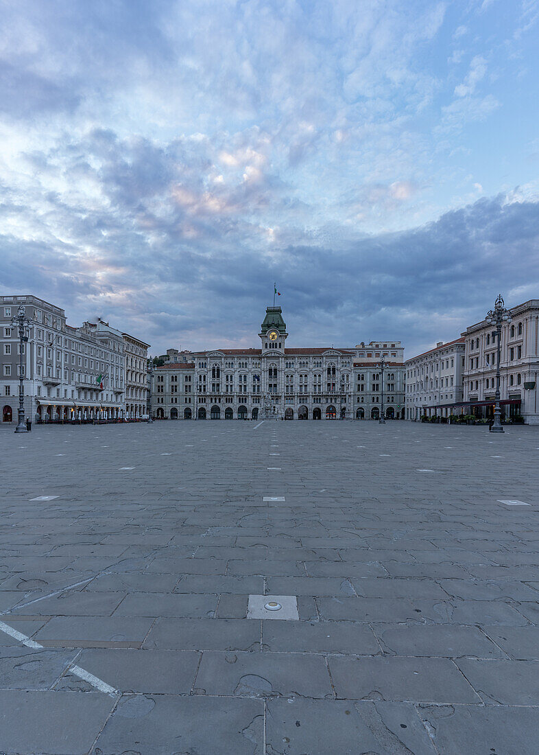 Mitten am Piazza dell'Unita d'Italia in Triest, Friaul-Julisch-Venetien, Italien
