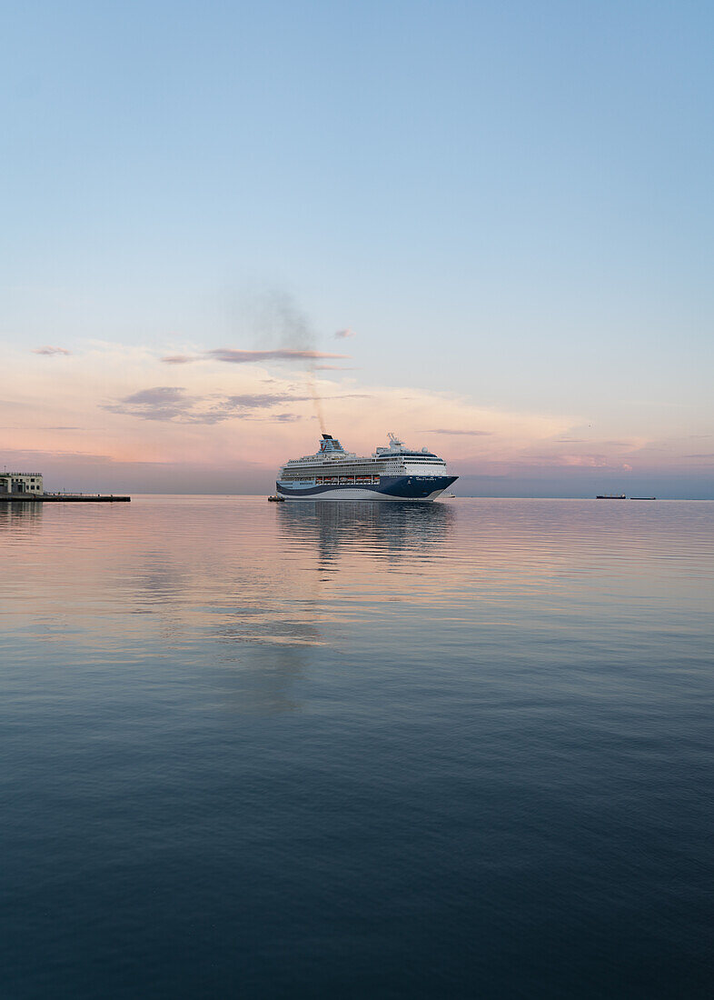 Kreuzfahrtschiff frühmorgens vor Triest, Friaul-Julisch-Venetien, Italien