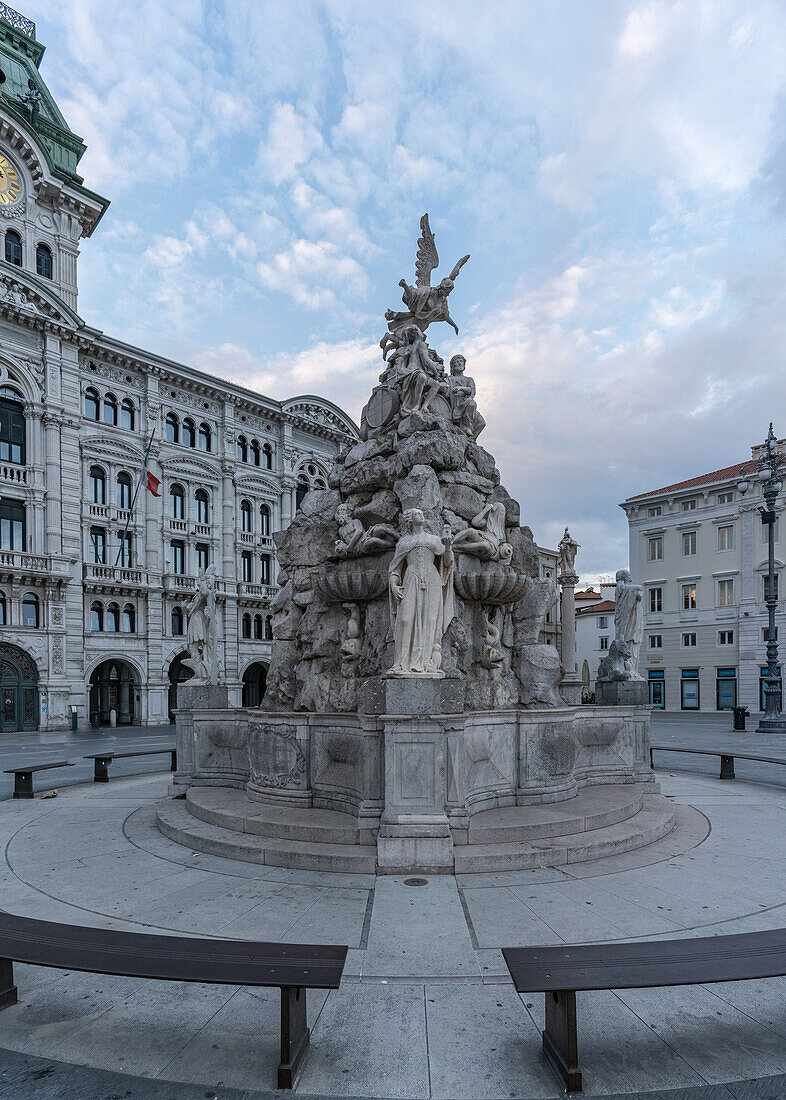 Der Brunnen der vier Kontinente am Piazza dell'Unita d'Italia in Triest, Friaul-Julisch-Venetien, Italien