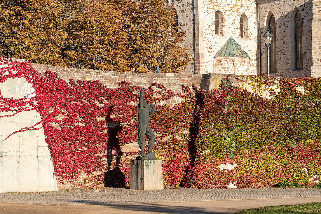 Aufsteigender von Fritz Cremer, bunte Weinblätter im Herbst, Skulpturenpark Magdeburg, Sachsen-Anhalt, Deutschland