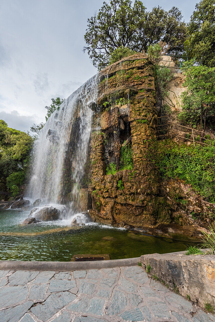 Künstlicher Wasserfall im Parc de la Colline du Château auf dem Burgberg von Nizza, Provence, Frankreich