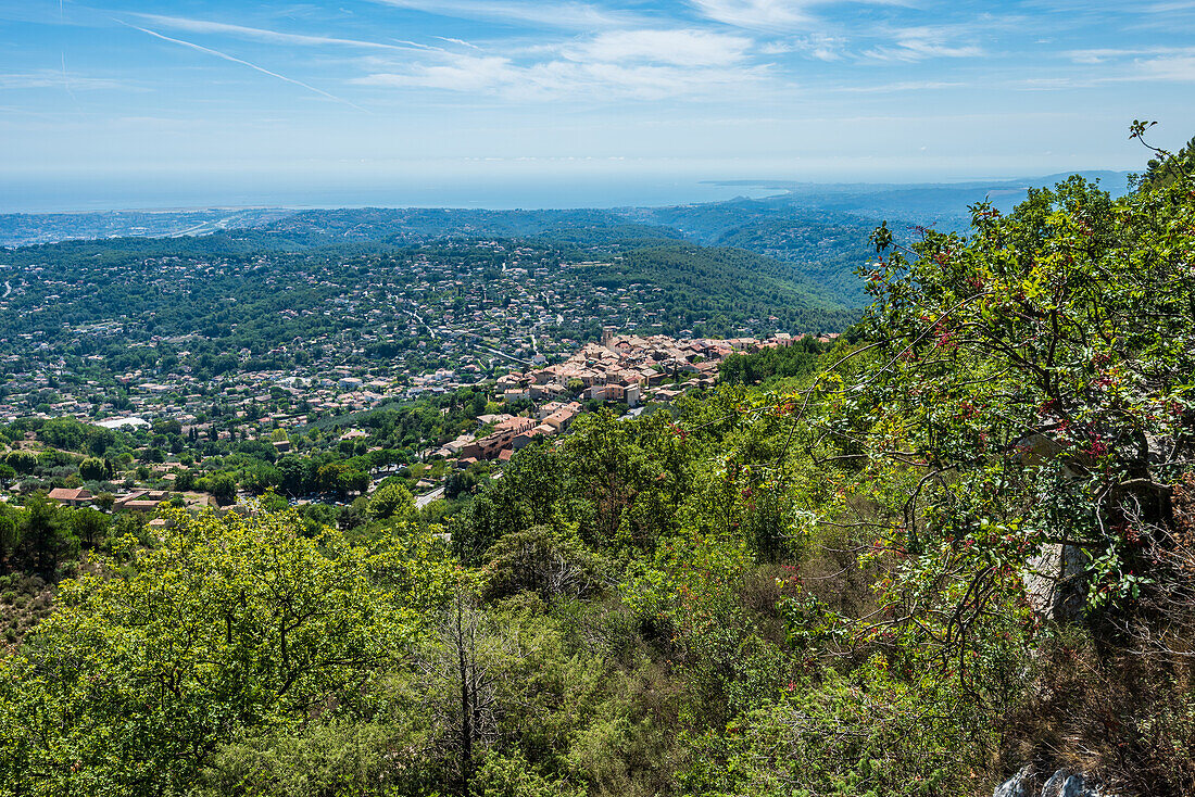 Blick vom Berg Baou de Saint-Jeannet auf das Bergdorf Saint-Jeannet und die Côte d’Azur, Provence, Frankreich