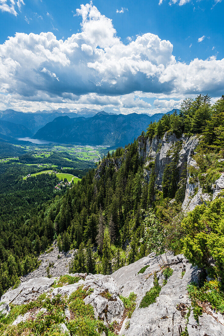 Ausblick vom Predigtstuhl bei Bad Goisern zum Hallstätter See und Dachsteinmassiv, Salzkammergut, Oberösterreich, Österreich