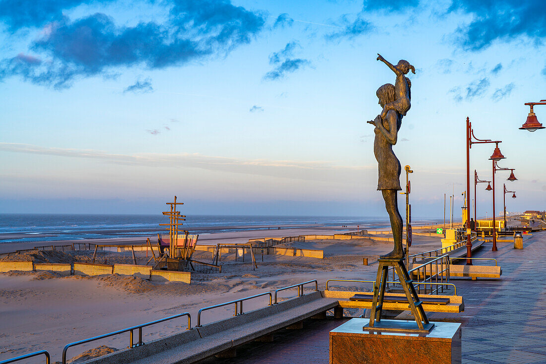 Abend an der Strandpromenade von De Haan, Belgien