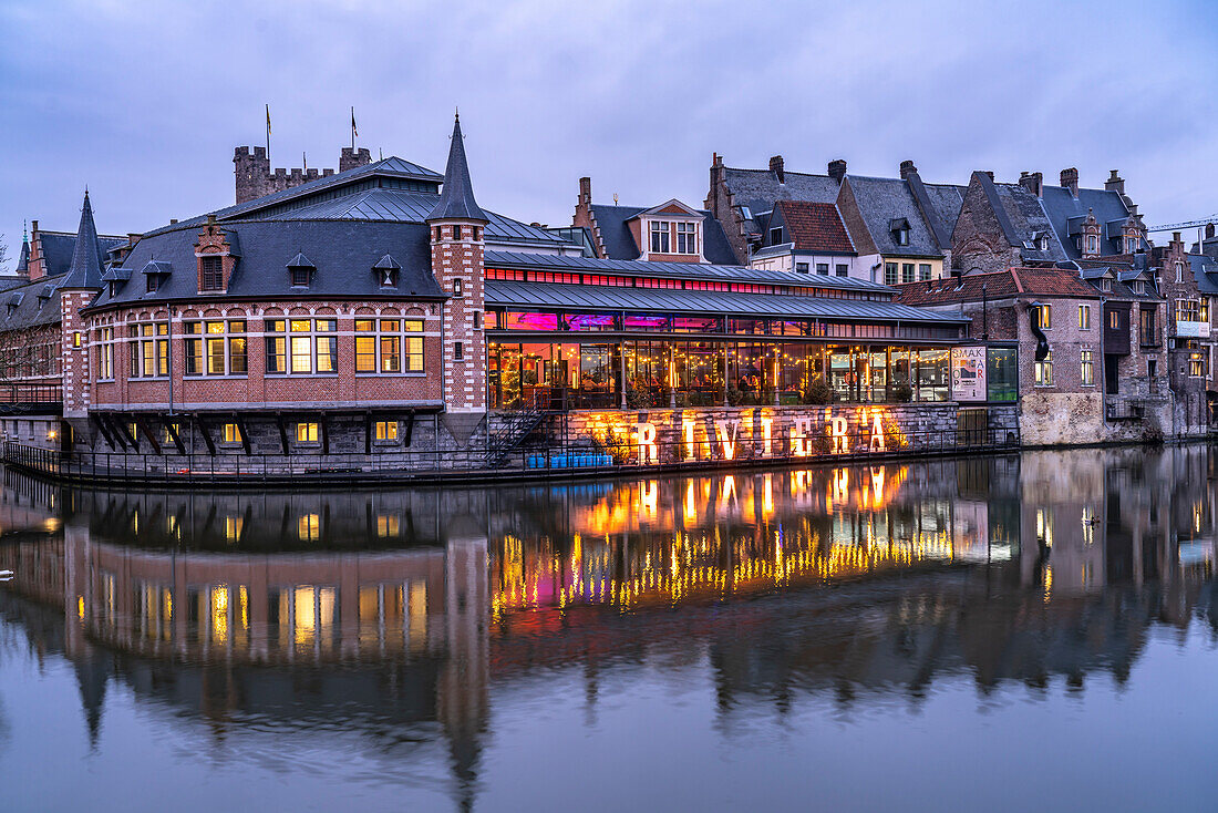 Bar Riviera am Fluss in der Abenddämmerung, Gent, Belgien