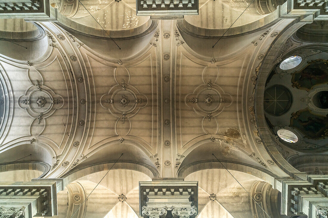 Kuppel ud Decke der Kirche Sainte-Madeleine in Besancon, Bourgogne-Franche-Comté, Frankreich, Europa 