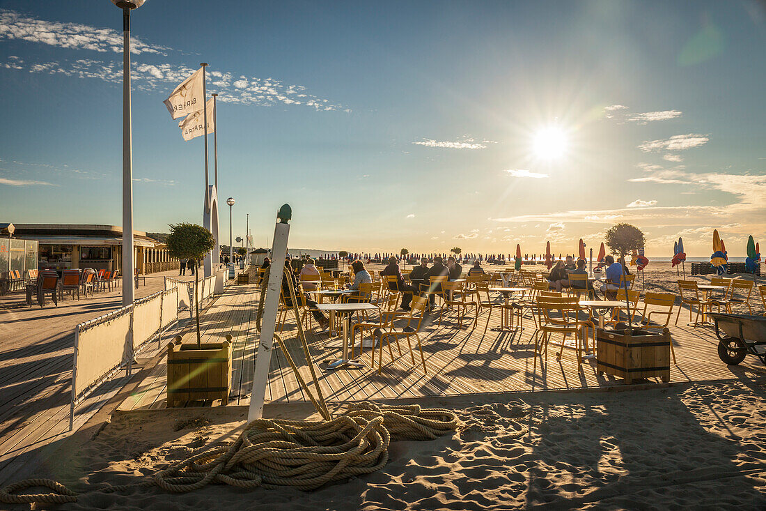 Strand in Deauville im Abendlicht, Calvados, Normandie, Frankreich