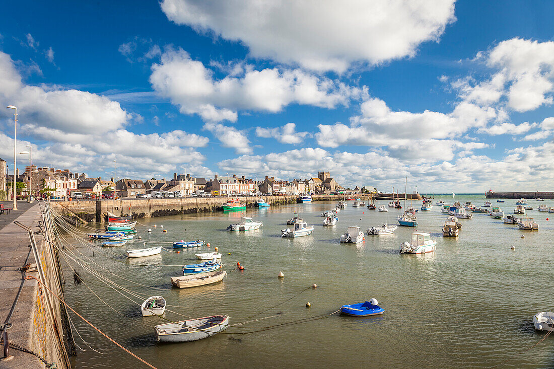 Fischerboote im Hafen von Barfleur, Cotentin-Halbinsel, Manche, Normandie, Frankreich