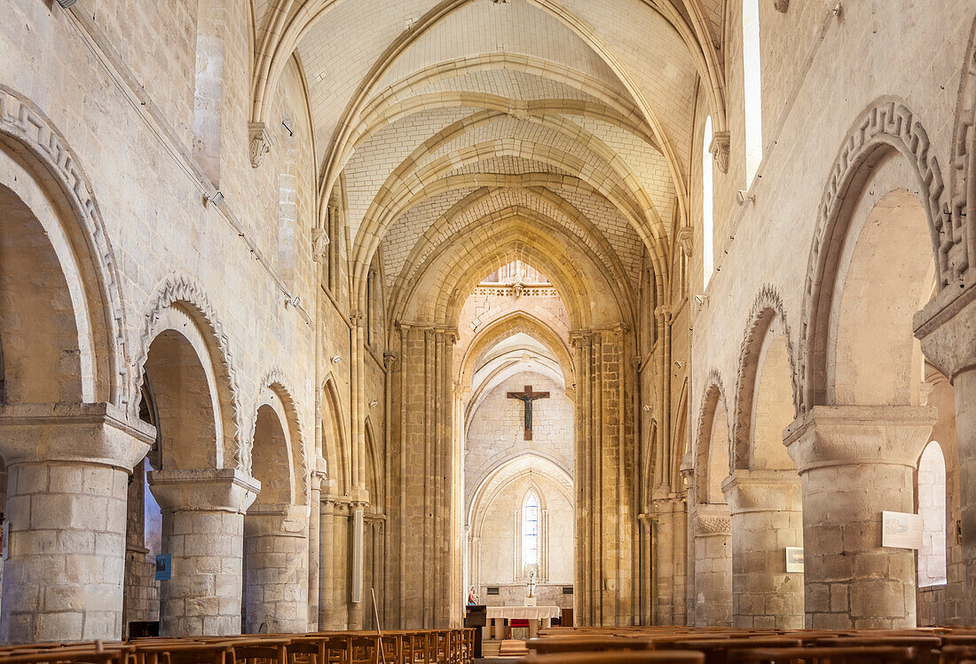 Innenraum der Kirche Notre-Dame d`Etretat, Seine-Maritime, Normandie, Frankreich