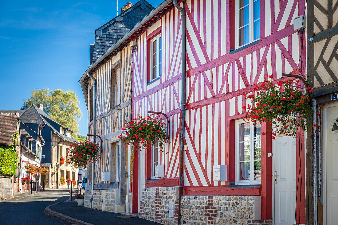 Historische Häuser im Dorfkern von Le Breuil-en-Auge, Calvados, Normandie, Frankreich