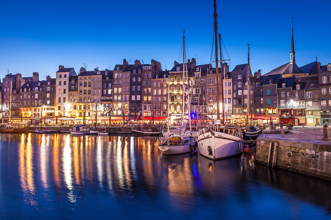 Der Hafen von Honfleur am Abend, Calvados, Normandie, Frankreich