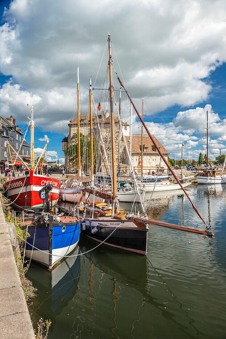 Segelboote im alten Hafen von Honfleur, Calvados, Normandie, Frankreich