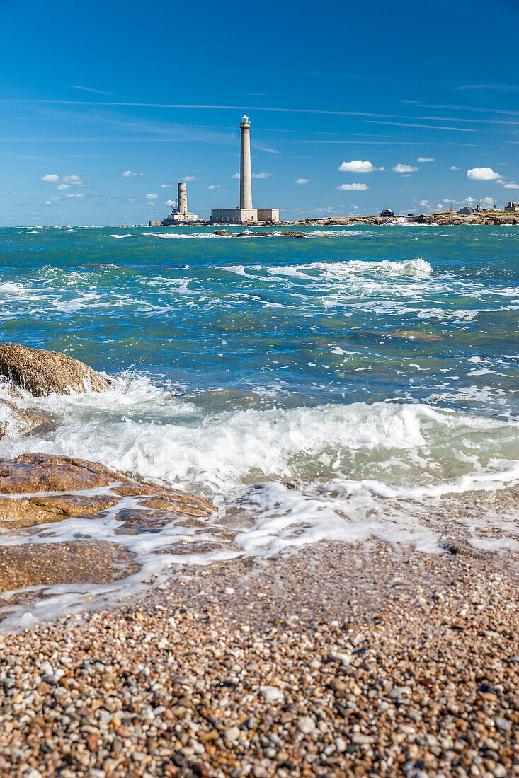 Küste mit Blick zum Phare de Gatteville, Cotentin-Halbinsel, Manche, Normandie, Frankreich