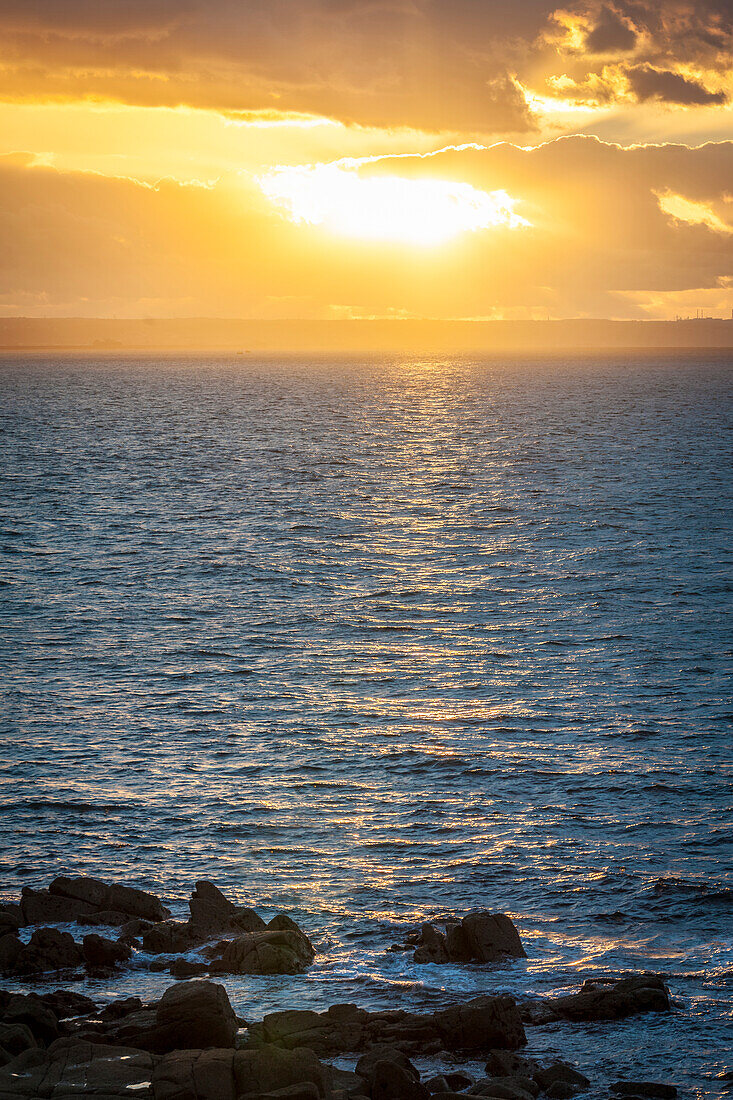 Sonnenuntergang am Phare du Cap Lévi bei Fermanville, Manche, Cotentin-Halbinsel, Normandie, Frankreich