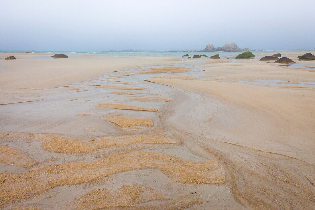 Strand im Nebel beim Dorf Kerfissien, Finistère, Bretagne, Frankreich