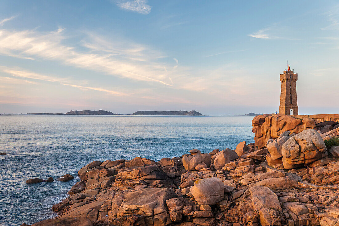 Küste mit dem Phare de Ploumanac'h, Côte de Granit Rose, Côtes-d’Armor, Bretagne, Frankreich