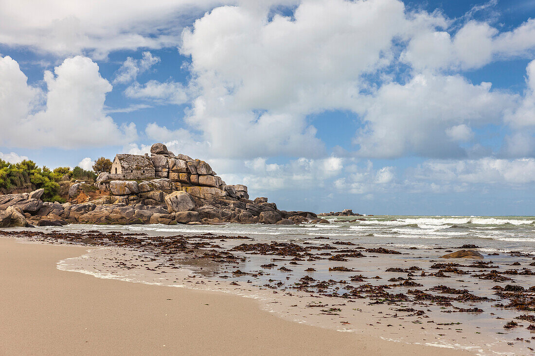 Altes Zollhaus am Strand von Kerfissien, Finistère, Bretagne, Frankreich