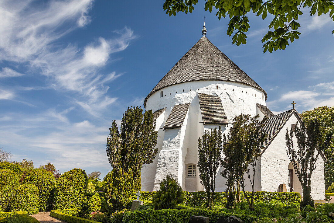 Die Kirche Osterlars Kirke auf Bornholm, Dänemark
