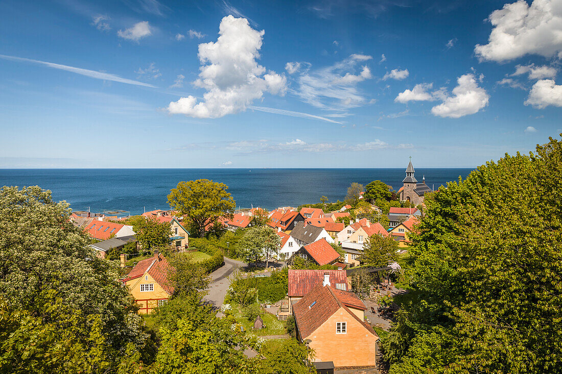 Blick auf das Dorf Gudhjem auf Bornholm, Dänemark