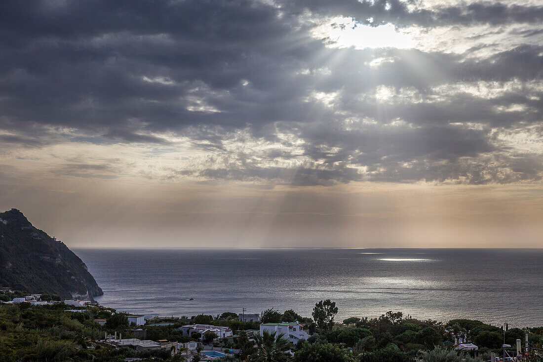 Blick auf das Meer bei Forio, Insel Ischia, Golf von Neapel, Kampanien, Italien