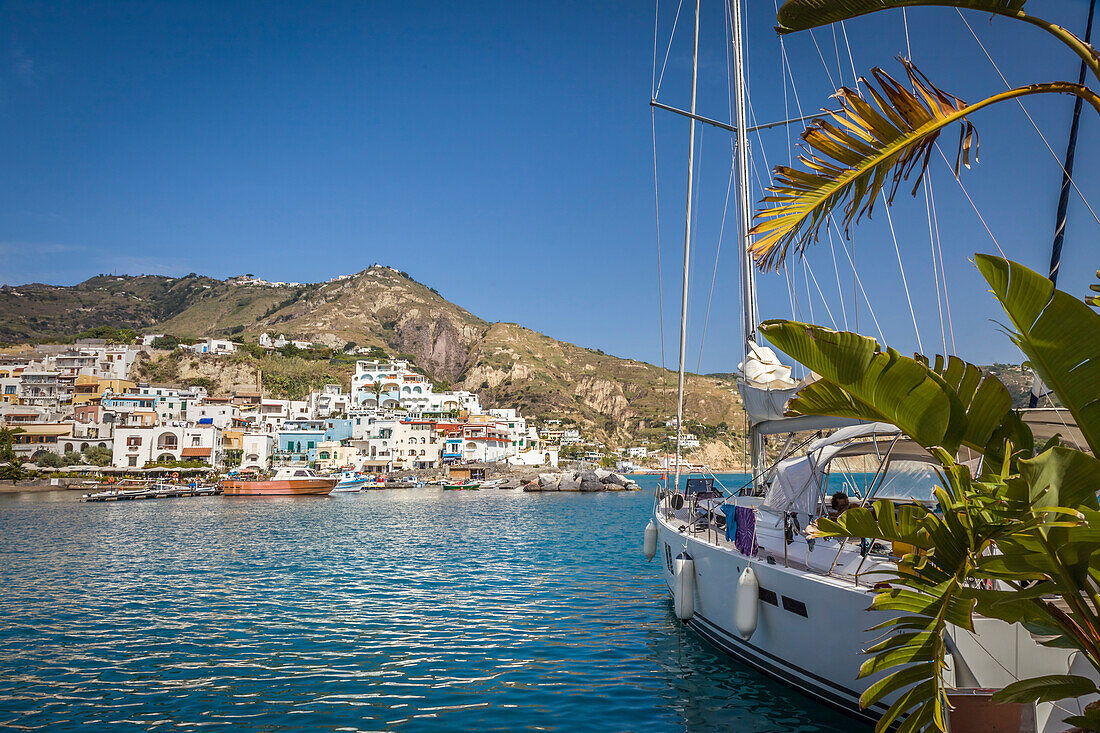 Hafen von Sant Angelo, Insel Ischia, Golf von Neapel, Kampanien, Italien