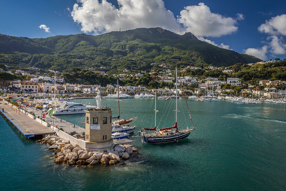 Hafeneinfahrt von Casamicciola Terme, Insel Ischia, Golf von Neapel, Kampanien, Italien