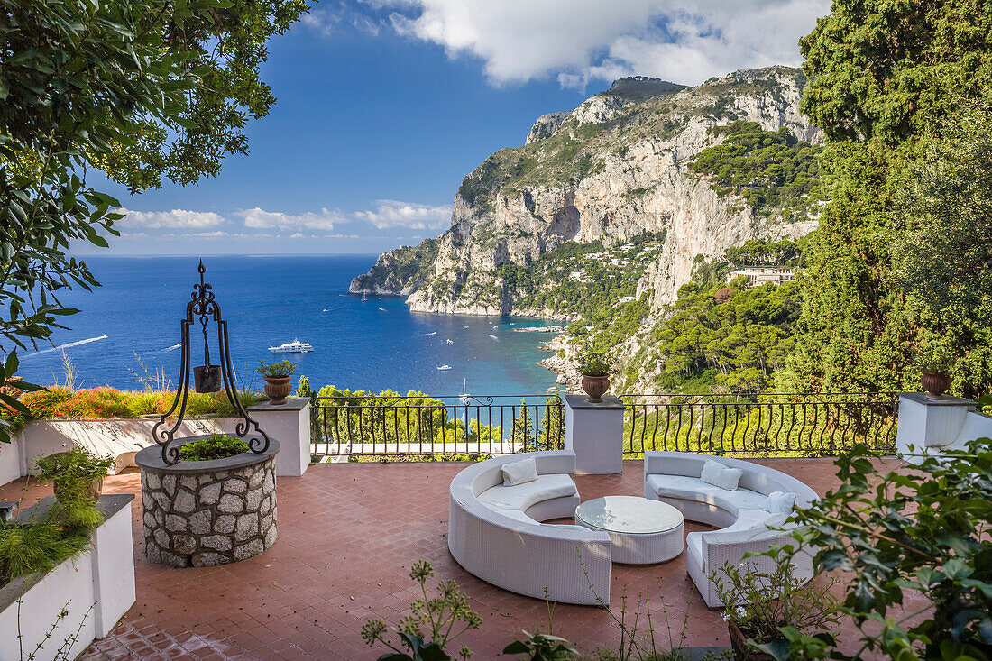 Villa im Ort Capri mit Blick zum Punta de Masullo, Capri, Golf von Neapel, Kampanien, Italien