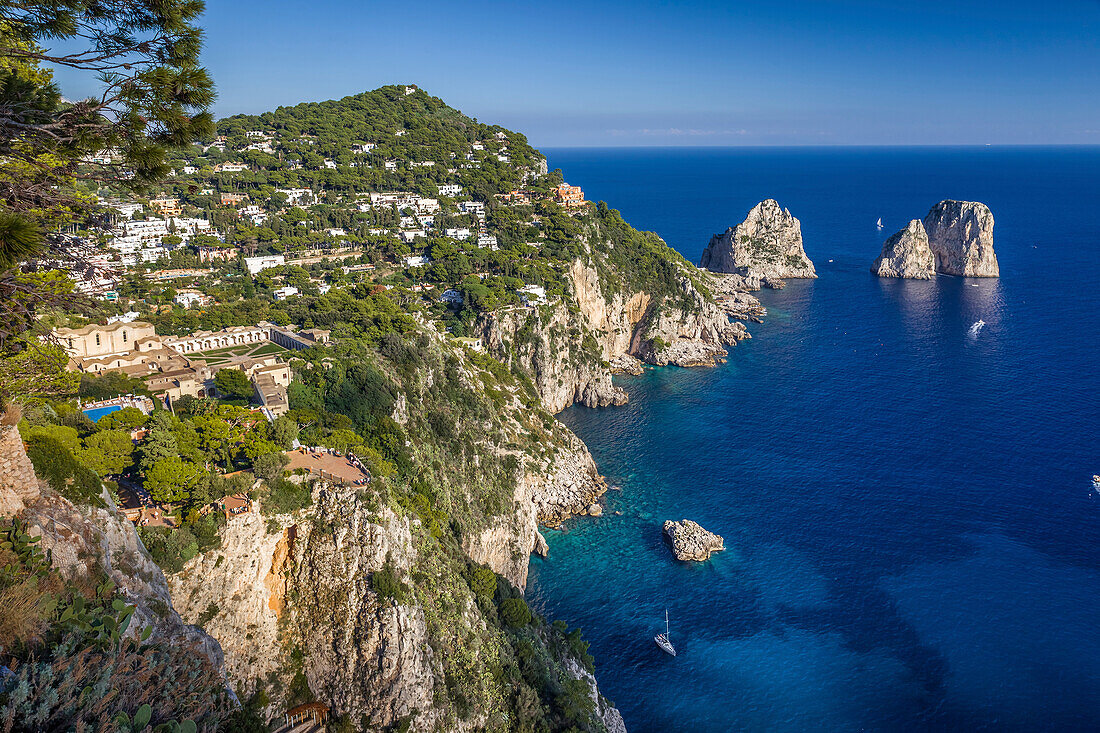 Blick zu den Faraglione-Felsen auf Capri, Capri, Golf von Neapel, Kampanien, Italien
