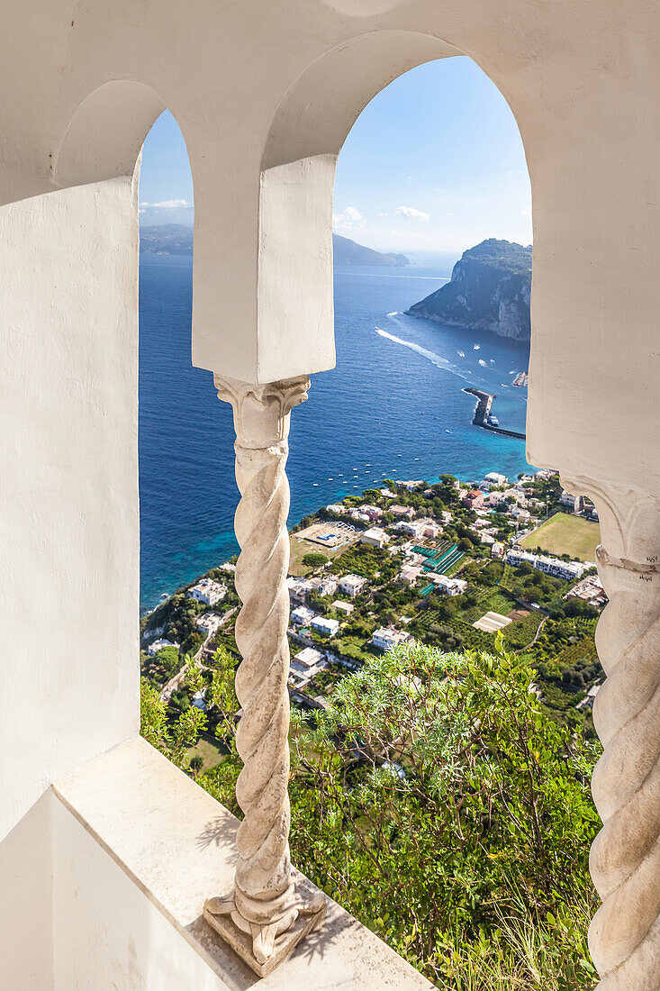 Blick von der Villa San Michele in Anacapri auf Marina Grande, Insel Ischia, Golf von Neapel, Kampanien, Italien