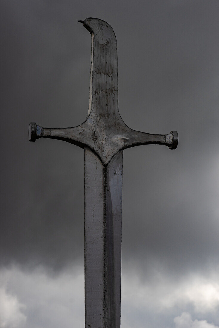 Riesiges Schwert des Didgori-Denkmal, berühmtes Wahrzeichen in Georgien